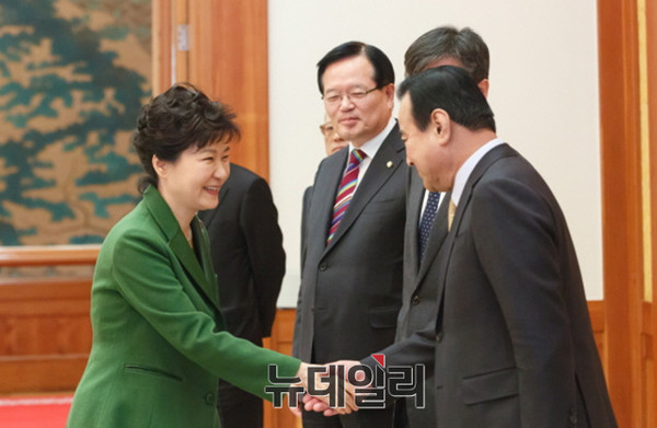 ▲ 박근혜 대통령은 13일 5부요인들을 향해 