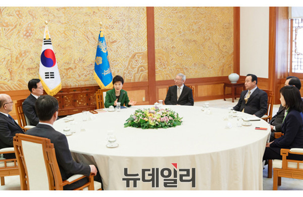 ▲ 박근혜 대통령은 13일 5부요인들을 향해 