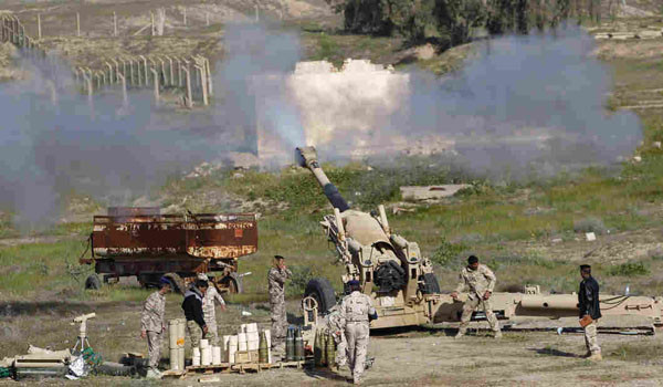 ▲ 티크리트 진격 작전 중 ISIS 진지를 향해 포격을 퍼붓는 이라크 보안군 포병대. ⓒ美공영 NPR 보도화면 캡쳐