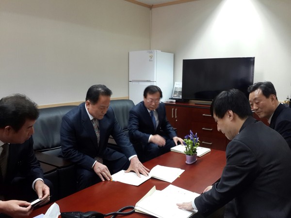 ▲ 김영만 군수가 국비지원예산을 요청하기 위해 김철주 기획재정부 기획조정실장을 만나 면담하고 있다.ⓒ군위군 제공