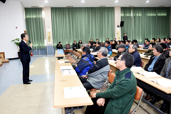 ▲ 문경시는 지난 13일 미래 문경농산업을 주도할 농업인 및 농식품관련인 100여명이 참석한 가운데 창조농업전략 포럼 개최했다.ⓒ문경시 제공
