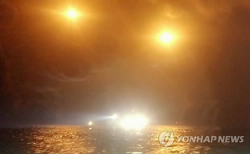 ▲ ▲ 13일 오후 전남 신안군 가거도 인근 해상에서 해경 B-511 팬더헬기가 추락했다. 사진은 추락 직후 조명탄을 쏘며 수색작업을 벌이는 모습. ⓒ 연합뉴스