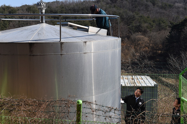 ▲ 조남월_영덕부군수_병곡면_각리_2리_마을상수도_급수시설_및_취수원_점검ⓒ영덕군 제공