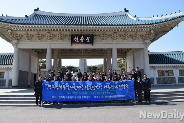 ▲ 민주평화통일지원재단의 탈북장학생들이 14일 현충원 봉사에 나섰다. ⓒ민주평화통일지원재단 제공