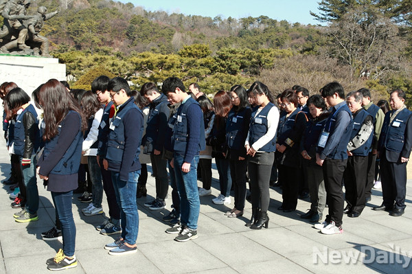 ▲ 민주평화통일지원재단의 탈북장학생들이 현충원을 찾아 순국선열을 참배하는 시간을 가졌다. ⓒ민주평화통일지원재단 제공