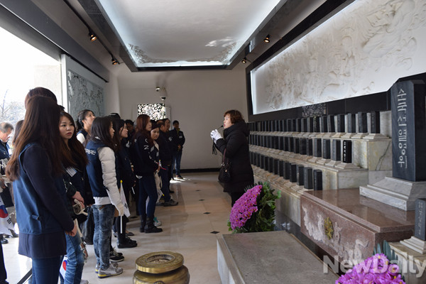 ▲ 민주평화통일지원재단의 탈북장학생이 현충원을 견학하며 해설을 듣고 있다. ⓒ민주평화통일지원재단 제공