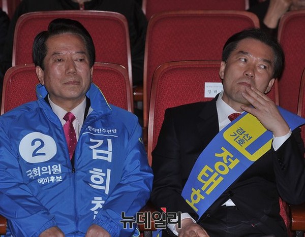 ▲ 14일 관악문화관에서 서울 관악을 보궐선거의 새정치민주연합 후보로 선출된 정태호 예비후보(사진 오른쪽)가 김희철 전 의원과 나란히 앉아 있는 가운데, 반대편을 주시하고 있다. ⓒ뉴데일리 정재훈 기자