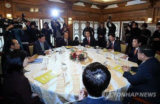 ▲ 15일 오후 서울 삼청동 총리공관에서 제2차 당정청 정책조정협의회가 열린 가운데 새누리당 유승민 원내대표가 마이크를 잡고 모두발언을 하고 있다. ⓒ연합뉴스 사진DB