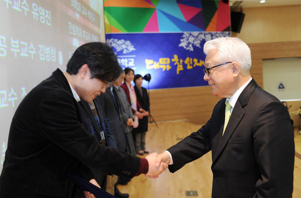 ▲ 13일 열린 대구가톨릭대 교원포상식에서 지난해 업적이 우수한 교수 170여명이 25개 부문에서 각종 상을 받았다.@대구가톨릭대 제공