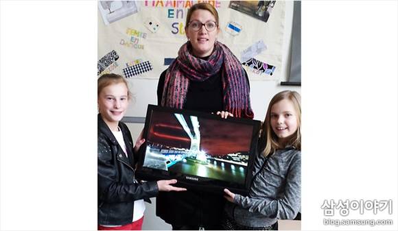 ▲ 엘리사(우)가 짝꿍 리온(좌)과 발표 후 선생님과 함께 찍은 기념사진 ⓒ삼성전자