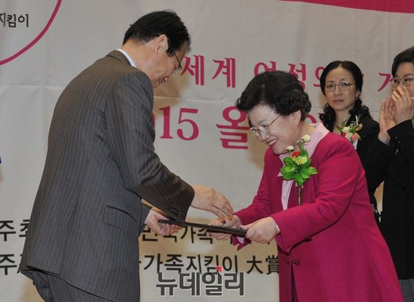 ▲ 이배용 한국학연구원장은 7일 세계 여성의 날 기념 2015년 올해의 대상으로 선정됐다. ⓒ뉴데일리 이종현 기자