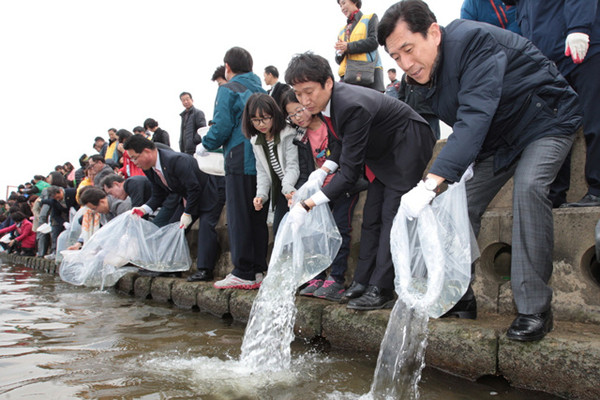 ▲ 경주시와 포항시가 양 도시간 상생발전 협력체제 구축을 위해 어린연어 합동방류행사를 열었다.ⓒ경주시 제공