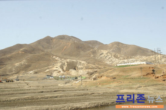 ▲ 개성시 외곽의 산. 산에 있는 것은 이끼 뿐이다. 산이 이렇다보니 북한은 항상 물부족에 시달린다. ⓒ2007년 4월 프리존뉴스 방북 당시 촬영