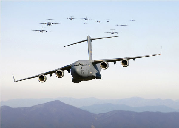 ▲ 미군 주력 수송기인 C-17의 편대비행 모습. 77톤을 실어 나를 수 있다. ⓒ위키피디아 공개사진.