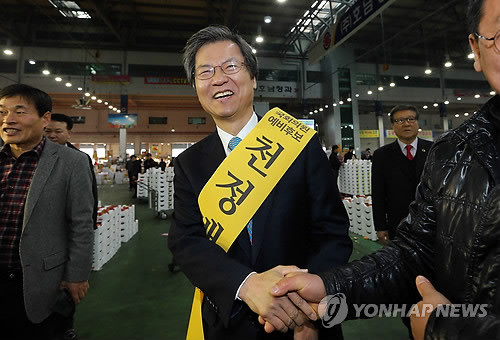 ▲ 천정배 전 법무부 장관이 9일 오전 광주 서구 농수산물유통센터에서 4·29 광주 서구을 국회의원 보궐선거 무소속 출마를 선언하며 상인들과 인사하고 있다. ⓒ 연합뉴스