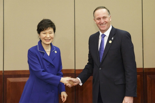 ▲ 박근혜 대통령과 존 필립 키 뉴질랜드 총리가 지난해 11월15일 브리즈번 숙소호텔에서 양국 FTA 타결을 선언하는 기자회견장에서 만나 악수하고 있다. ⓒ청와대 제공