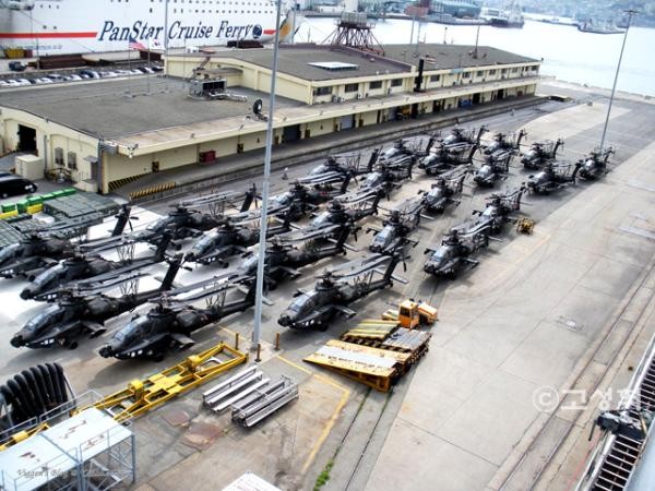 ▲ 부산 미군 전용부두인 8부두를 통해 철수하는 주한미군 아파치 헬기. 춘천과 원주에 주둔했던 아파치 헬기부대는 모두 철수하고 해당 부지는 한국에 반환했다.사진 @고성혁