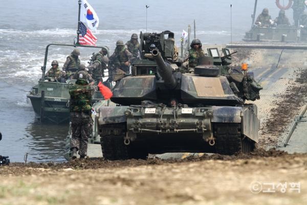 ▲ ▲ 2013년 5월 30일 한미연합 도하훈련 당시 한국군에 의해 도하된 주한미군 최신형 M1A2 SEP 에이브럼스 탱크. @고성혁