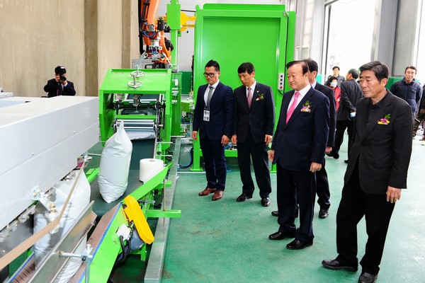 ▲ 그린촌광역친환경농업단지(퇴비공장) 시설을 둘러보고 있는 박보생 시장(사진 중앙)ⓒ김천시 제공