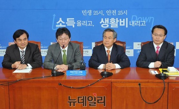 ▲ 16일 오전 열린 양당 원내지도부 주례회동 참석자. 사진 왼쪽부터 새정치민주연합 안규백 원내수석부대표, 새누리당 유승민 원내대표, 새정치연합 우윤근 원내대표, 새누리당 조해진 원내수석부대표. ⓒ뉴데일리 이종현 기자