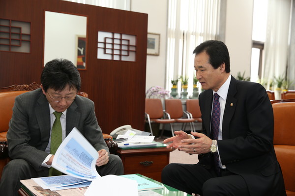 ▲ 이동희 전국시·도의회의장협의회 회장(오른쪽)이 16일 국회에서 유승민 새누리당 원내대표를 만나 지방자치법 개정에 대한 협조를 요청했다. ⓒ대구시의회 제공