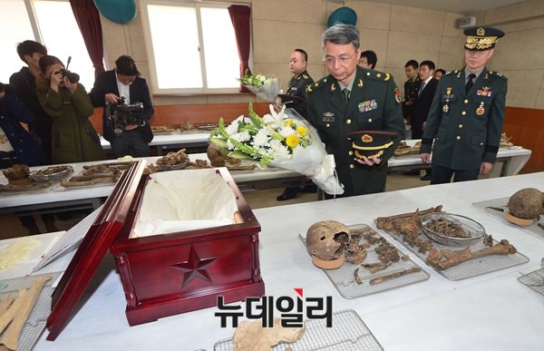 ▲ 중국군 유해 입관식에 참석한 주한 중국대사관 국방무관 뚜농이 소장이 헌화하고 있다.ⓒ뉴데일리(공동취재단)