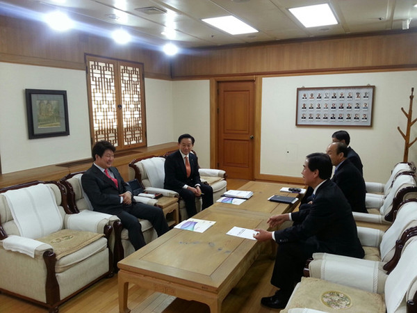 ▲ 권영진(사진 왼쪽) 대구시장과 면담하고 있는 최영조(사진 오른쪽) 경산시장ⓒ경산시 제공