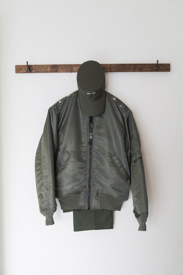 ▲ 박정희 전 대통령 가옥 서재에 걸려 있는 전투복 점퍼와 군복 바지.ⓒ 뉴데일리DB