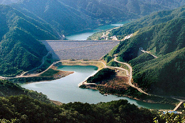 2007년 촬영한 평화의 댐. 북한의 수공(水攻)을 막는 방어벽이다. ⓒ위키피디아 공개사진