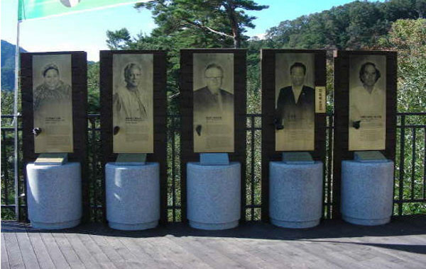 ▲ 평화의 댐에 가보면 전두환 前대통령의 흔적은 찾아볼 수 없다. 대신 故김대중 前대통령의 기념물들만 '노벨평화상' 수상자들의 초상화, 핸드프린팅과 함께 전시돼 있다. ⓒ평화의 댐 현장 사진-수컷닷컴