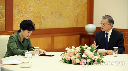 ▲ 17일 오후 청와대에서 열린 여야대표 회동에서 새정치민주연합 문재인 대표가 발언하자 박근혜 대통령이 메모하고 있다. ⓒ연합뉴스