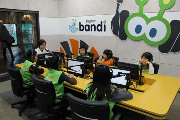 ▲ EBS 리틀소시움 내부에 마련된 인터넷라디오 체험테마에서 어린이들이 방송체험을 하고 있는 모습이다.ⓒ리틀소시움 제공