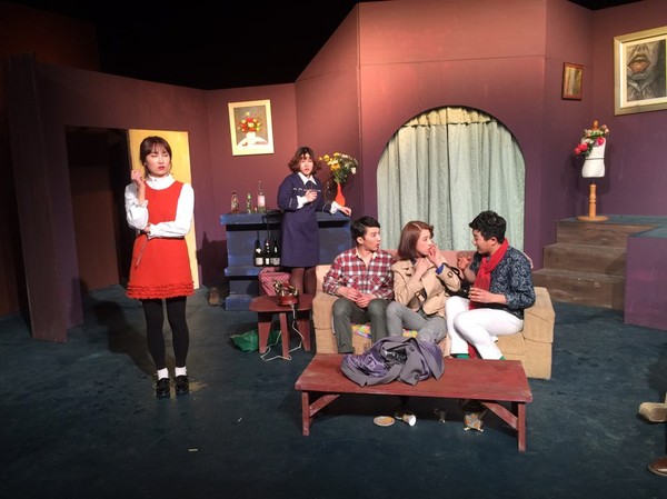 ▲ 대경대 연극영화과 릴레이 연극이 큰 호응을 얻고 있다. 다양한 주제로 펼쳐지는 이번 연극은 프로극단 못지않은 실력으로 좋은 반응을 얻고 있다. 사진은 지난해 인기를 끈  ‘블랙코미디’ 연극의 한 장면.ⓒ대경대 제공