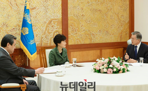 ▲ 박근혜 대통령(가운데)은 17일 오후 청와대에서 새누리당 김무성(오른쪽), 새정치민주연합 문재인 대표와 함께 3자 회동을 가졌다. ⓒ뉴데일리