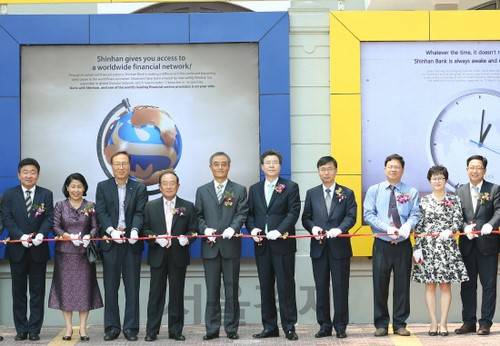 ▲ 최재열(왼쪽 여섯번째) 신한은행 부행장이 17일 신한크메르은행 도운펜지점에서 열린 개점식에서 관계자들과 기념촬영을 하고 있다. ⓒ 신한은행