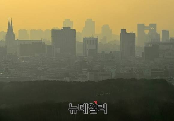 ▲ 지난해 12월 서울 하늘을 덮은 중국발 스모그. ⓒ정상윤 사진기자