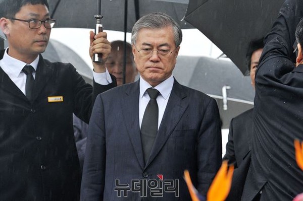 ▲ 새정치민주연합 문재인 대표가 18일 경남 김해 봉하마을을 찾아 침통한 표정과 굳은 침묵으로 노무현 전 대통령 묘역을 참배하고 있다. ⓒ뉴데일리 이종현 기자