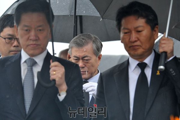 ▲ 새정치민주연합 문재인 대표가 18일 경남 김해 봉하마을을 찾아 노무현 전 대통령 묘역에서 묵념한 뒤, 최고위원들이 헌화하는 동안 안경을 벗어 눈 주위를 훔치고 있다. ⓒ뉴데일리 이종현 기자