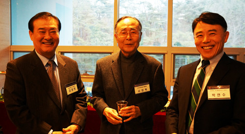 ▲ ▲ 개강식에 참석한 강창희 의원, 서정욱 전 장관, 박연수 전 청장(왼쪽부터) ⓒ뉴데일리