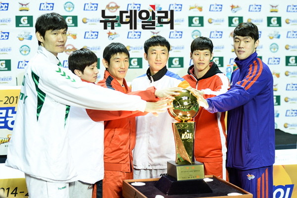 ▲ 오른쪽부터 고양 오리온스의 이승현, 서울 SK의 김선형, 인천 전자랜드의 정영삼, 울산 모비스의 양동근, 창원 LG의 김시래, 원주 동부의 김주성 선수 등 6강에 오른 팀 대표 선수들이 지난 6일 잠실학생체육관에서 열린 플레이오프 기자회견에 참석해 함께 사진을 찍었다.ⓒ프로농구연맹