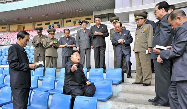 ▲ "아니, 나 최고존엄 맞다니까? 고모부, 뭐라 말 좀 해봐요. 아, 고모부 죽었지…." 이제는 북한 주민들도 김정은을 '최고존엄'으로 치지 않는다고 한다. ⓒ北선전매체 보도화면 캡쳐