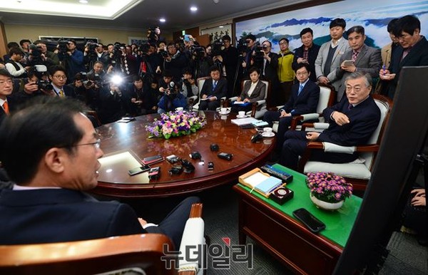 ▲ 새정치민주연합 문재인 대표와 홍준표 경남도지사가 18일 경남도청 도지사 집무실에서 무상급식 담판을 하고 있는 가운데, 구름처럼 몰려든 취재진이 이들을 주시하고 있다. ⓒ뉴데일리/사진공동취재단