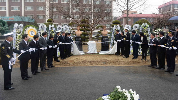 ▲ 18일 동해 광희고등학교에서 열린 故 심영빈, 장진선 중사 흉상제막식에서 행사 참가자들이 제막식을 하고 있다.ⓒ해군