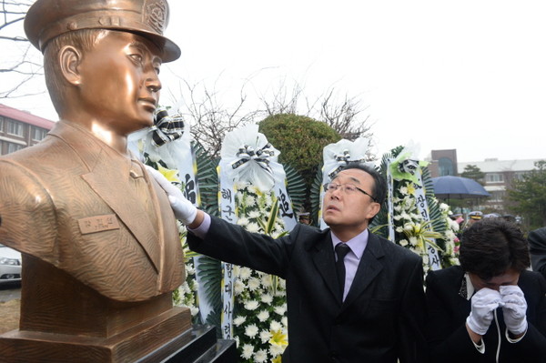 ▲ 18일 동해 광희고등학교에서 열린 故 심영빈, 장진선 중사 흉상제막식에서 행사 참가자들이 제막식을 하고 있다.ⓒ해군