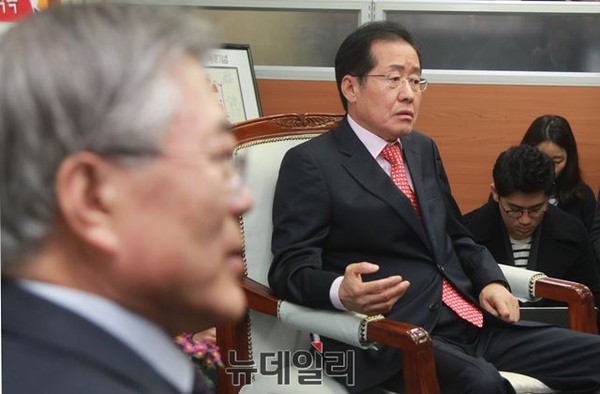 ▲ 새정치민주연합 문재인 대표와 홍준표 경남도지사가 18일 경남도청 도지사 집무실에서 만나 무상급식과 관련한 설전을 벌인 가운데, 홍 지사가 문 대표의 발언을 이해할 수 없다는 듯한 제스처를 취하고 있다. ⓒ뉴데일리/사진공동취재단