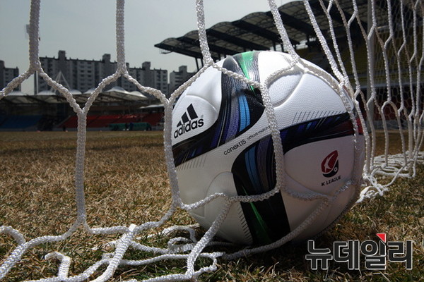 ▲ K리그가 2015시즌 공인구로 아디다스의 ‘커넥스트15(conext15)’를 채택했다.ⓒ프로축구연맹