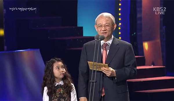 ▲ 제51회 대종상 시상식에 나온 이규태 일광그룹 회장. 그는 대종상영화제시상식의 조직위원장이기도 하다. ⓒ대종상 시상식 KBS 생중계 화면 캡쳐