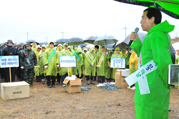 ▲ 경산시는 안전하고 깨끗한 수돗물 공급을 위해 금호강 상수원보호구역내 취수구 주변에 대한 환경정화활동을 지속적으로 실시해 오고 있으며, 시민의 젖줄인 금호강 수질개선에 심혈을 기울이고 있다.ⓒ뉴데일리