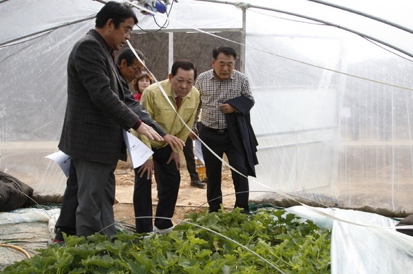 ▲ 맞춤형액비‧미생물개발 참여 시범농가 현장 지도점검 실시ⓒ성주군 제공