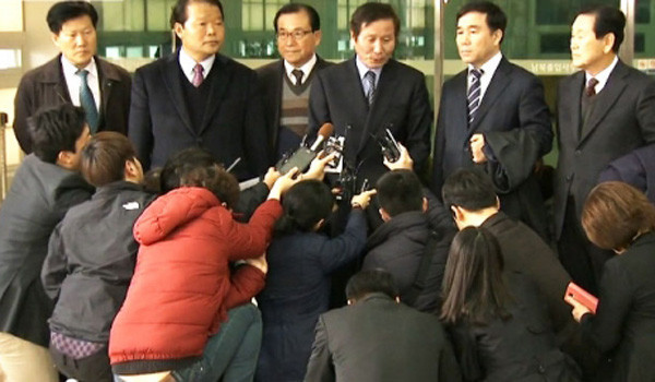 ▲ 지난 18일 오전 북한 관계자들과 만나러 개성공단으로 갔다 돌아온 개성공단 기업대표단. 결국 김정은 집단에게 '물 먹은 꼴'이 됐다. ⓒYTN 관련 보도화면 캡쳐